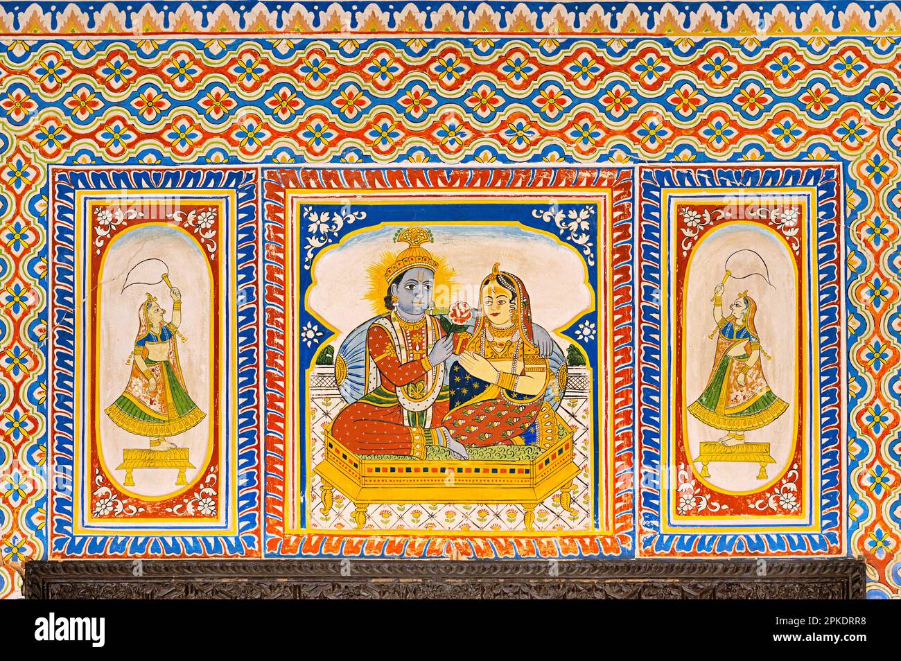 Farbenfrohe Gemälde von Lord Krishna mit Radha an der Innenwand des Dr. Ramnath Podar Haveli Museums, einem Kulturerbe-Museum, das Rajasthan beherbergt Stockfoto