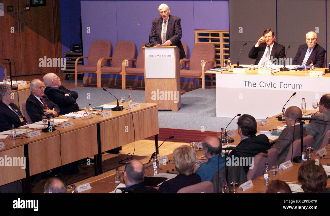 Dossierfoto vom 09.10/00, von Seamus Mallon Stellvertretender erster Minister, der vor den Mitgliedern des Sixty Strong Civic Forum sprach, das ihr erstes Treffen in der Waterfront Hall in Belfast abhielt. Landwirte, Fischer und ein Student gehörten zu den 60 Mitgliedern eines kurzlebigen Bürgerforums, das nach 25 Jahren ein vergessener Teil der Vereinbarung über den Karfreitag bleibt. Während das Abkommen international bekannt ist, dass es Nordirland Frieden bringt, ist es weniger bekannt, dass bestimmte Bestimmungen und Versprechen entweder auf der Strecke geblieben sind oder überhaupt nicht zustande gekommen sind. Ausgabedatum: Freitag A. Stockfoto