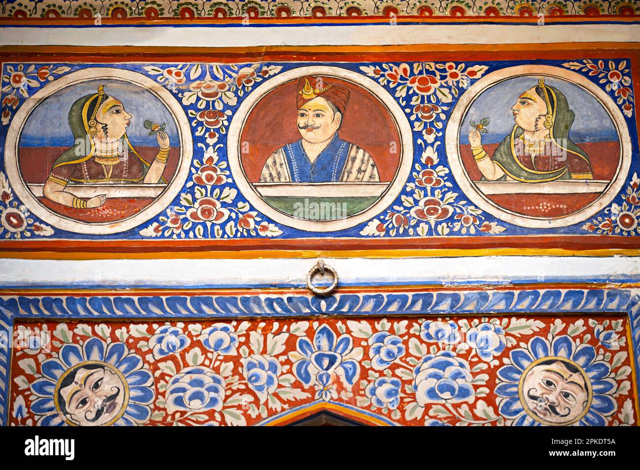 Farbenfrohe mythologische Malerei an der Innenwand des Dr. Ramnath Podar Haveli Museums, eines Museums zum Kulturerbe, das Rajasthani-Lebensstil beherbergt, Stockfoto