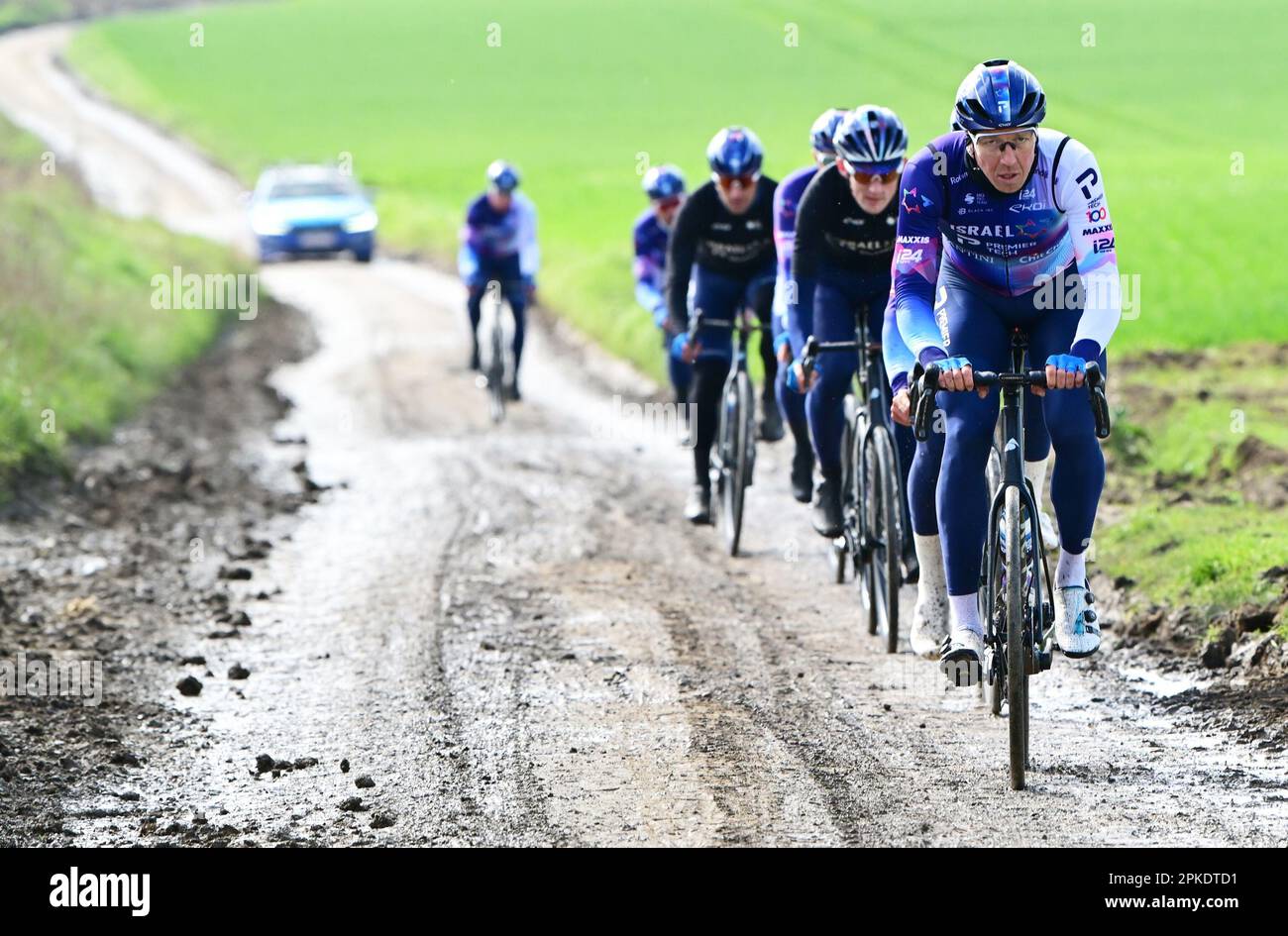 Roubaix, Frankreich. 07. April 2023. Belgischer Sep Vanmarcke von Israel-Premier Tech Israel-Premier Tech Riders in Aktion während der Aufklärung der Rennstrecke vor dem diesjährigen Radrennen Paris-Roubaix, Freitag, den 07. April 2023, um Roubaix, Frankreich. Die Radrennen Paris-Roubaix finden an diesem Wochenende statt, wobei die Frauen am Samstag und die Männer am Sonntag reiten. BELGA PHOTO DIRK WAEM Credit: Belga News Agency/Alamy Live News Stockfoto