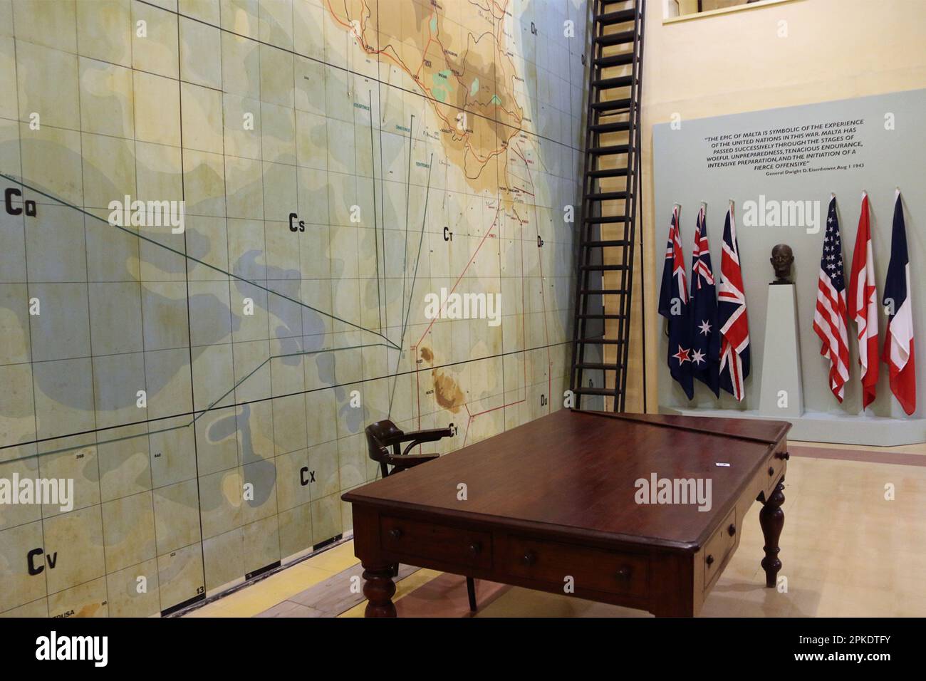 Die Lascaris war Rooms sind ein unterirdischer Komplex aus Tunneln und Kammern in Valletta, Malta, in dem sich das Hauptquartier der Alliierten im Krieg befand, von wo aus die Verteidigung der Insel während des Zweiten Weltkriegs durchgeführt wurde. Die Räume wurden später von der NATO genutzt und sind nun für die Öffentlichkeit als Museum zugänglich. Stockfoto