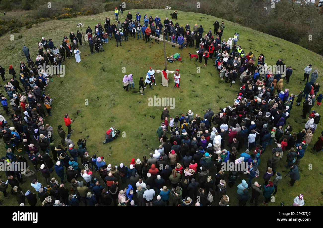 Die Leute sehen einen Karfreitagsspaziergang in Sunderland, der nach vier Jahren Abwesenheit zu Ostern 2023 nach Tunstall Hill zurückkehrt. Foto: Freitag, 7. April 2023. Stockfoto