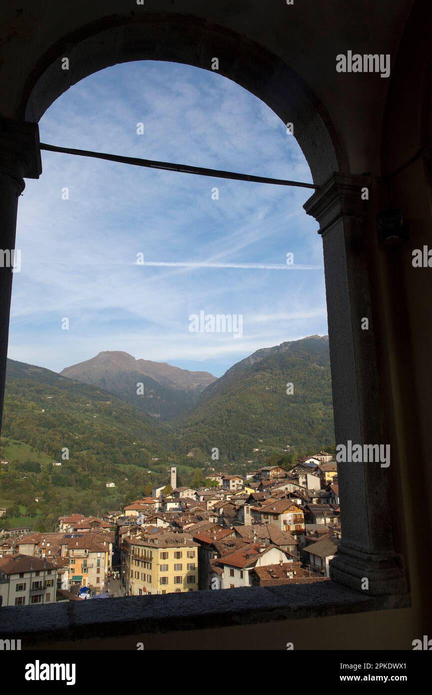 Italien, Lombardei, Brescia, Valsabbia. Bagolino von Bagolino aus gesehen Stockfoto