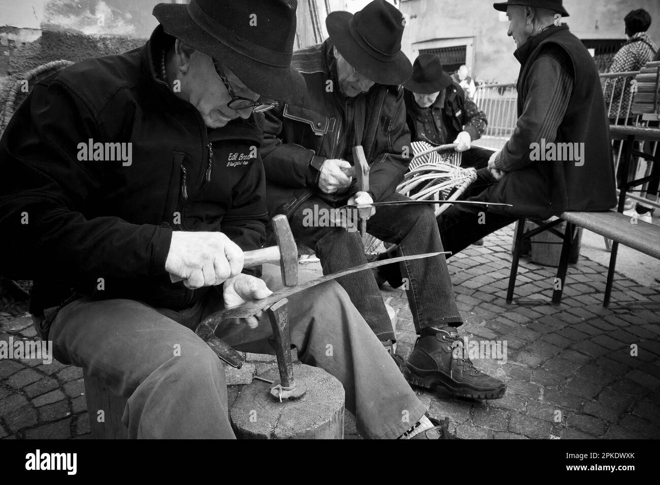 Italien, Lombardei, Brescia, Bagolino, Valsabbia. Handwerk des bäuerlichen Lebens des zwanzigsten Jahrhunderts. Schärfen der Sense von Hand Stockfoto
