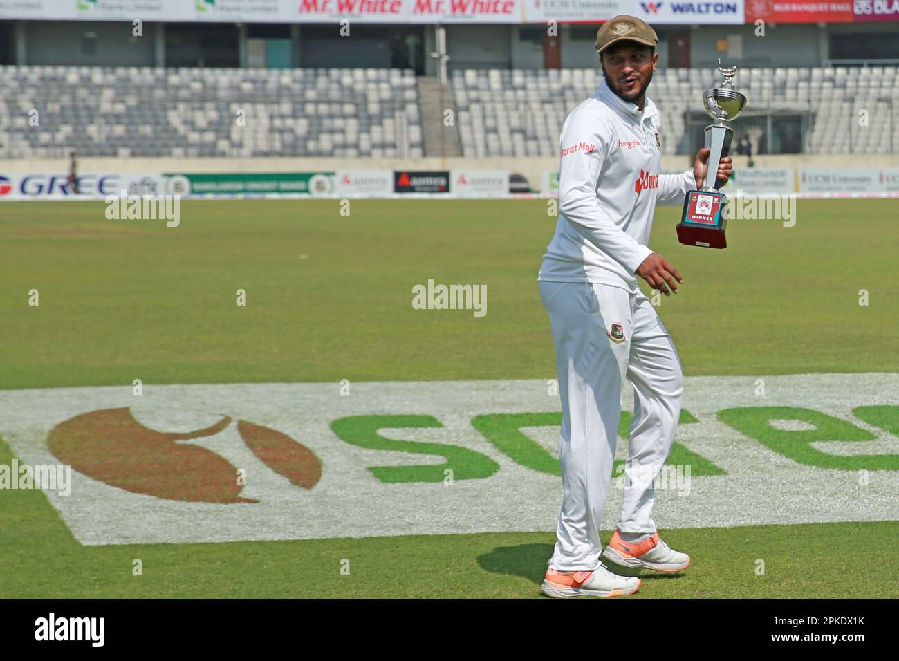 Tigerhauptmann Shakib Al Hasan entlang der Trophäe, als Bangladesch Irland eine Sieben-Wicket-Niederlage überreichte, während die Heimat zuvor ein Ziel mit 138 Runs verfolgte Stockfoto