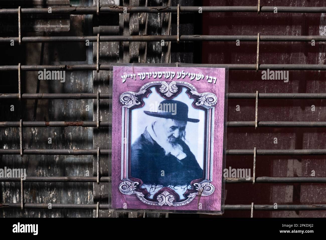 Ein kleines Poster des verstorbenen Rabbi Steiner, auch bekannt als Yeshiyale Kirstirer, ein ungarisch chassidischer Führer und Wundertäter. Auf einem Zaun in Brooklyn. Stockfoto