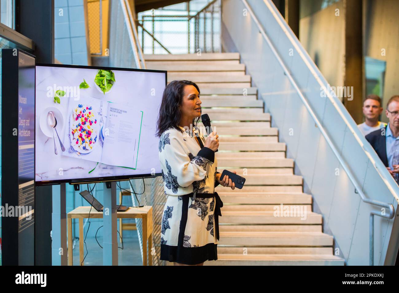 Hauptrednerin Dr. Joanna McMillan spricht während der Veröffentlichung des Monash Low FODMAP-Kochbuchs. Die Veranstaltung zur Veröffentlichung des Buches wird von Monash Publishing und Monash University, Abteilung für Gastroenterologie, FODMAP-Team organisiert. Das Cookbook enthält Rezepte mit niedrigem FODMAP und wissenschaftliche Daten und wurde für Menschen mit Reizdarmsyndrom (RDS) entwickelt. An der Einführung des Buches nahmen die Vizekanzlerin Margaret Gardner, Vorsitzende des Monash Publishing Marilyn Louise Warner AC KC, und Prof. Peter Gibson Teil. (Foto: Alexander Bogatyrev/SOPA Images/Sipa USA) Stockfoto