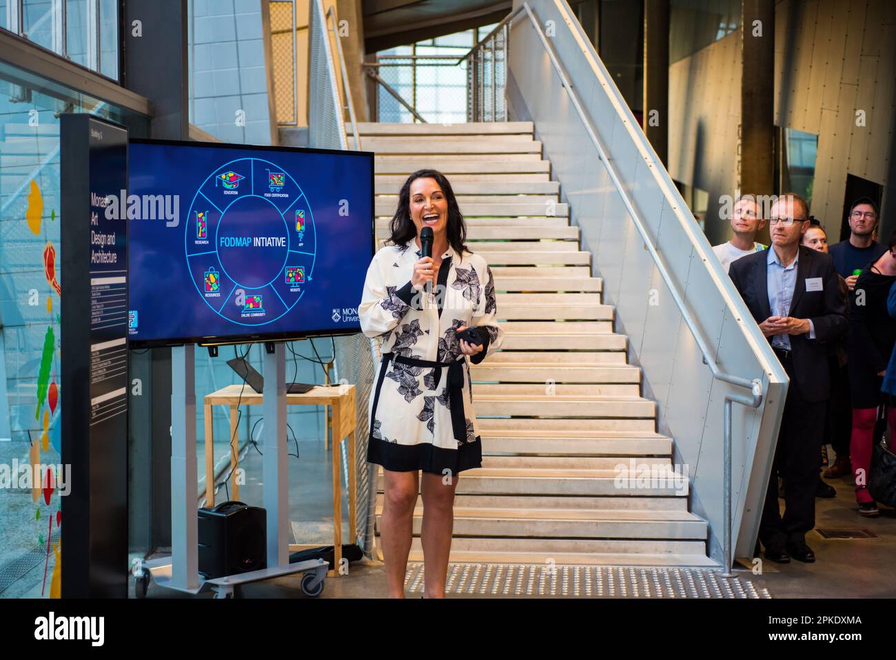 Hauptrednerin Dr. Joanna McMillan spricht während der Veröffentlichung des Monash Low FODMAP-Kochbuchs. Die Veranstaltung zur Veröffentlichung des Buches wird von Monash Publishing und Monash University, Abteilung für Gastroenterologie, FODMAP-Team organisiert. Das Cookbook enthält Rezepte mit niedrigem FODMAP und wissenschaftliche Daten und wurde für Menschen mit Reizdarmsyndrom (RDS) entwickelt. An der Einführung des Buches nahmen die Vizekanzlerin Margaret Gardner, Vorsitzende des Monash Publishing Marilyn Louise Warner AC KC, und Prof. Peter Gibson Teil. (Foto: Alexander Bogatyrev/SOPA Images/Sipa USA) Stockfoto