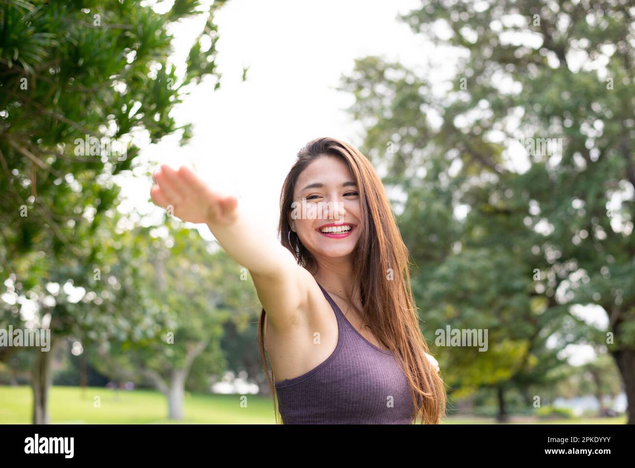 Frau yoga Pose in Park Stockfoto