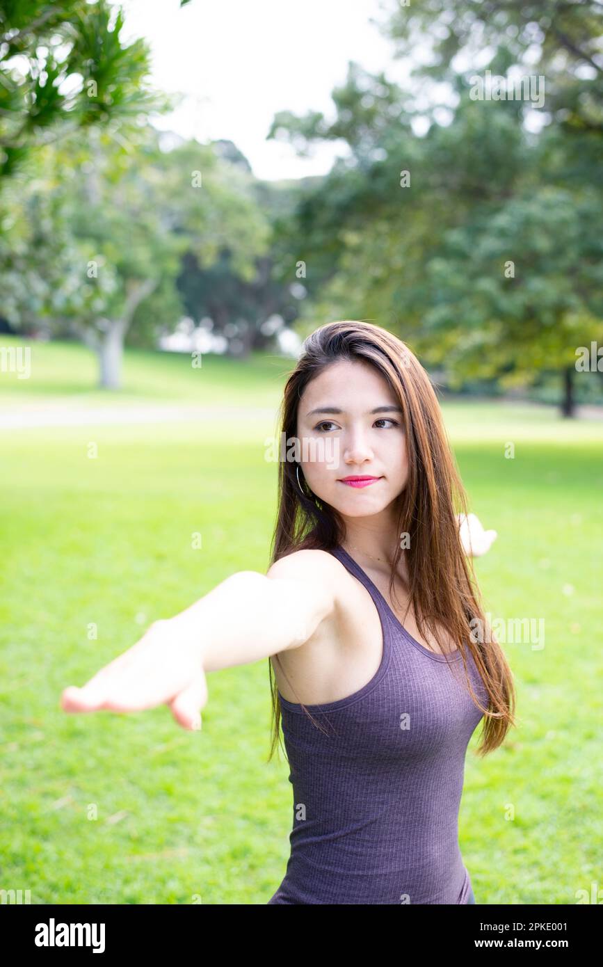 Frau yoga Pose in Park Stockfoto