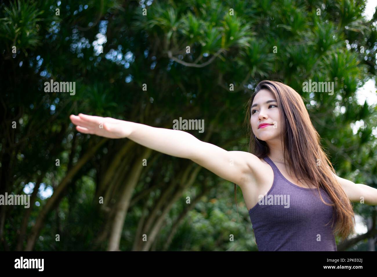 Eine Frau, die im Park Yoga macht Stockfoto
