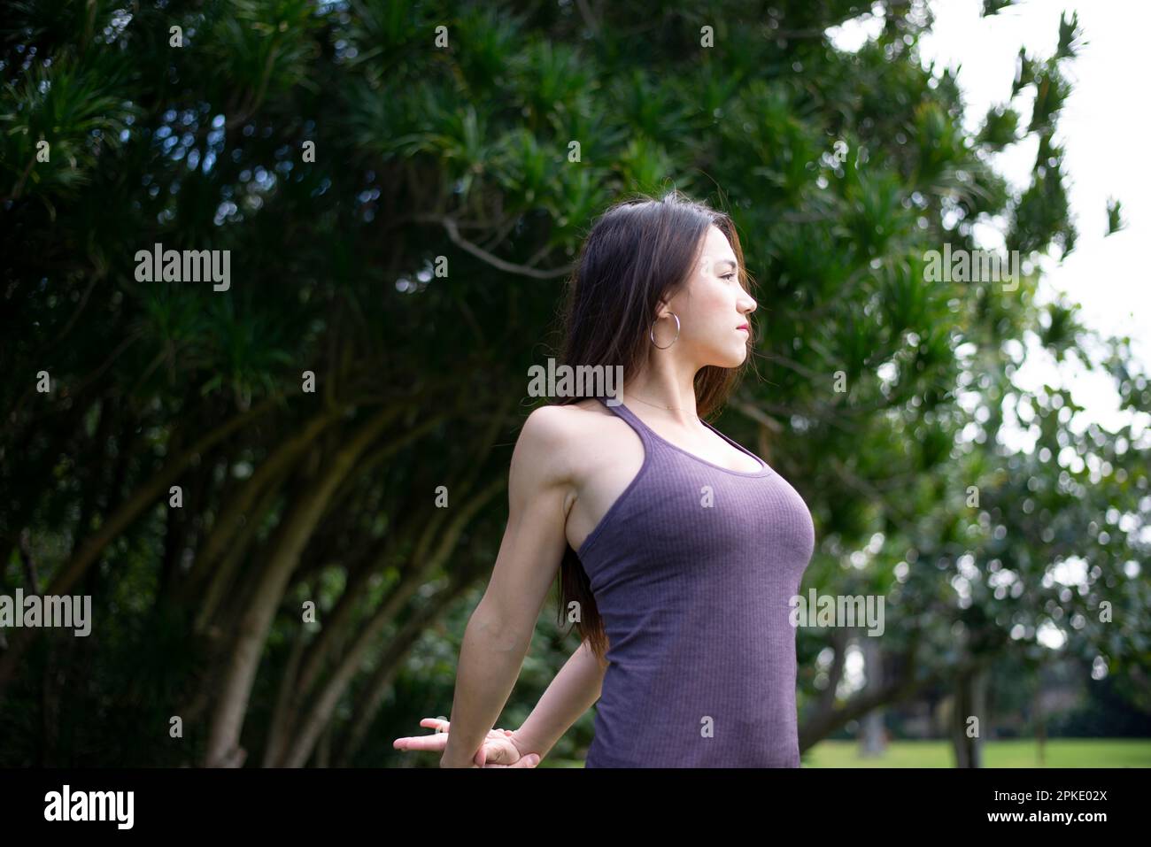 Eine Frau, die sich im Park streckt Stockfoto
