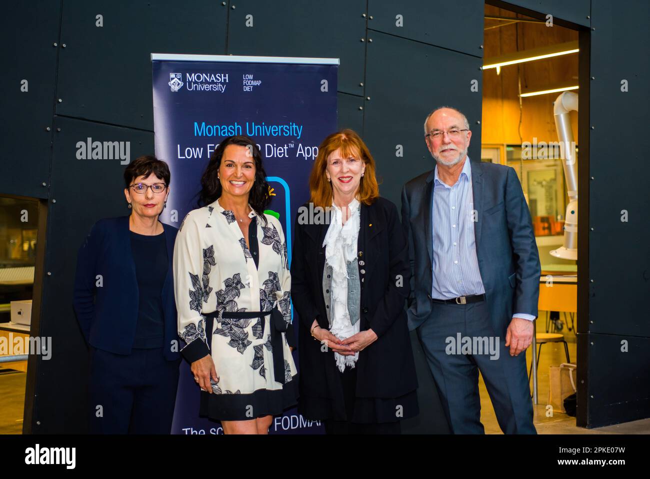 4. April 2023, Melbourne, Australien: L-R Associate Prof. Jane Muir, Hauptrednerin Dr. Joanna McMillan Monash University Vizekanzlerin Prof. Margaret Gardner und Prof. Peter Gibson posieren für ein Foto bei der Monash University Low FODMAP Kochbucheinführung. Die Veranstaltung zur Veröffentlichung des Buches wird von Monash Publishing und Monash University, Abteilung für Gastroenterologie, FODMAP-Team organisiert. Das Cookbook enthält Rezepte mit niedrigem FODMAP und wissenschaftliche Daten und wurde für Menschen mit Reizdarmsyndrom (RDS) entwickelt. An der Veröffentlichung des Buches nahm die Vizekanzlerin der Monash University, Margaret Gardner, Vorsitzende von Monash Publish, Teil Stockfoto