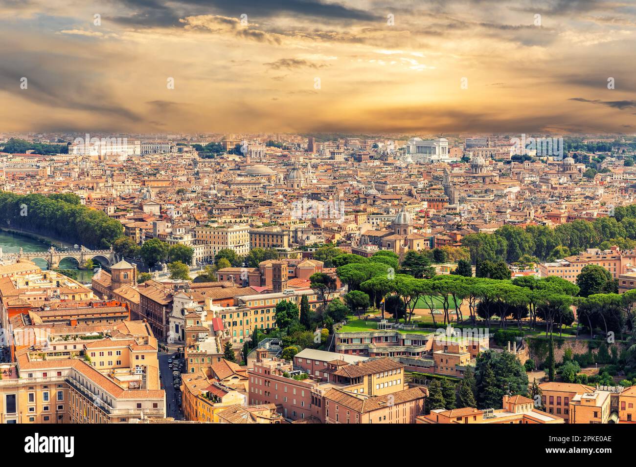 Luftaufnahme der Dächer der wichtigsten Sehenswürdigkeiten Roms bei Sonnenuntergang, Italien Stockfoto