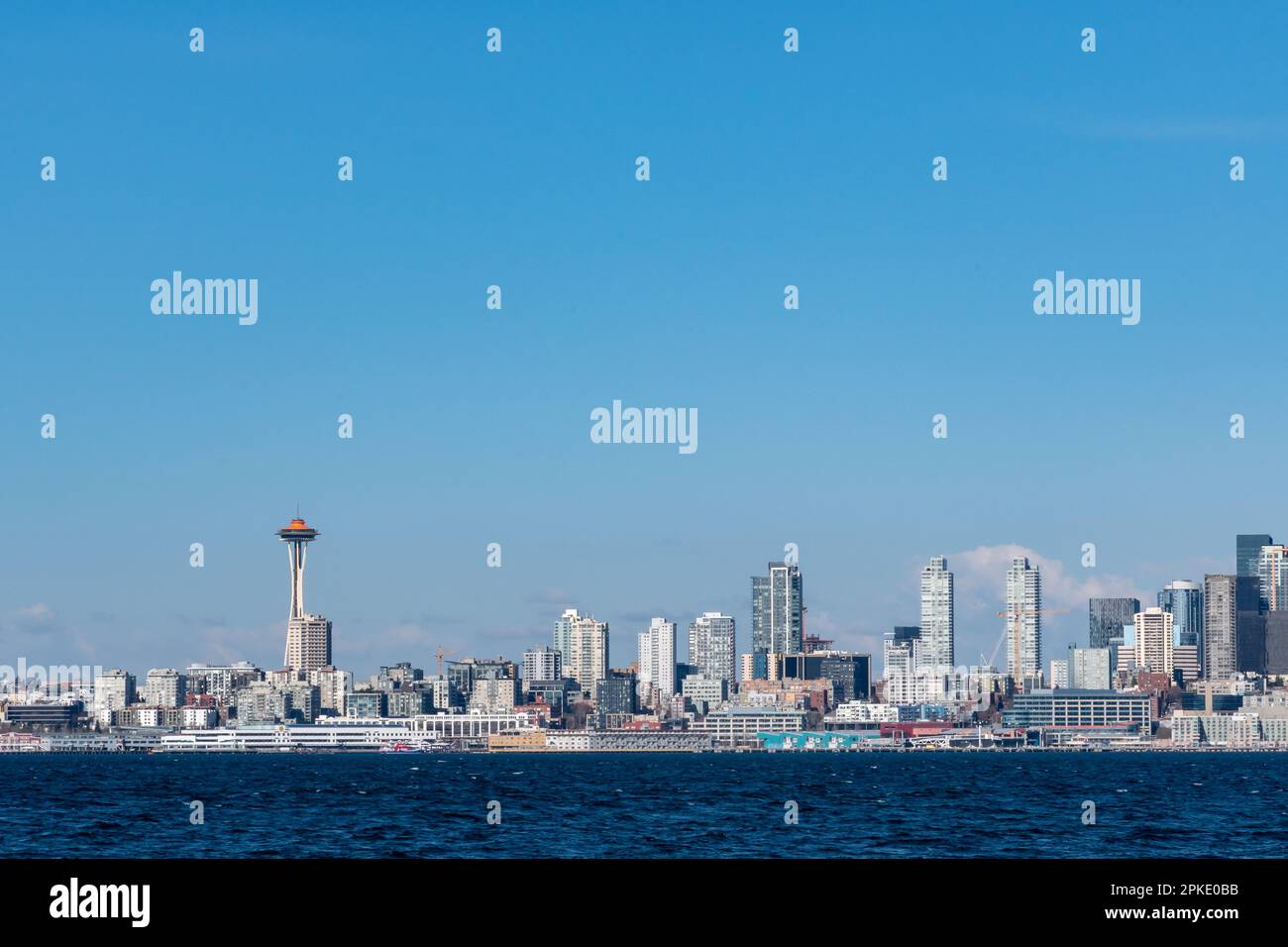 Blick auf die Gebäude entlang der Küste von Seattle an klaren Tagen. Links ist die Space Needle zu sehen, das höchste Gebäude des Staates Washington Stockfoto