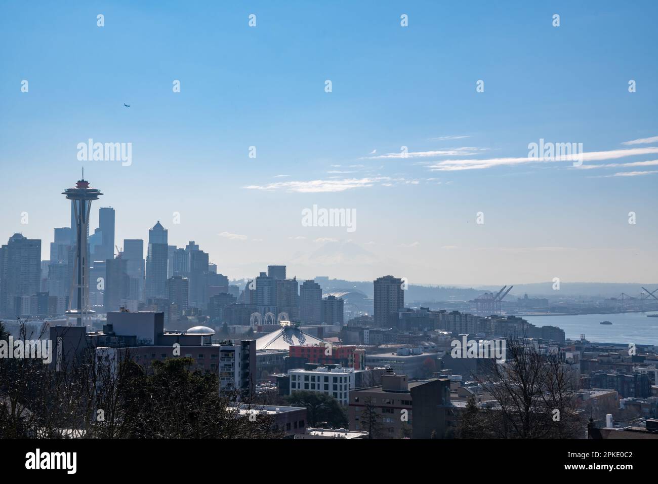 Die Skyline von Seattle vom Kerry Park aus gesehen. Sichtbar sind die Space Needle, das Seattle Centre, Downtown Seattle und die Waterfront Stockfoto
