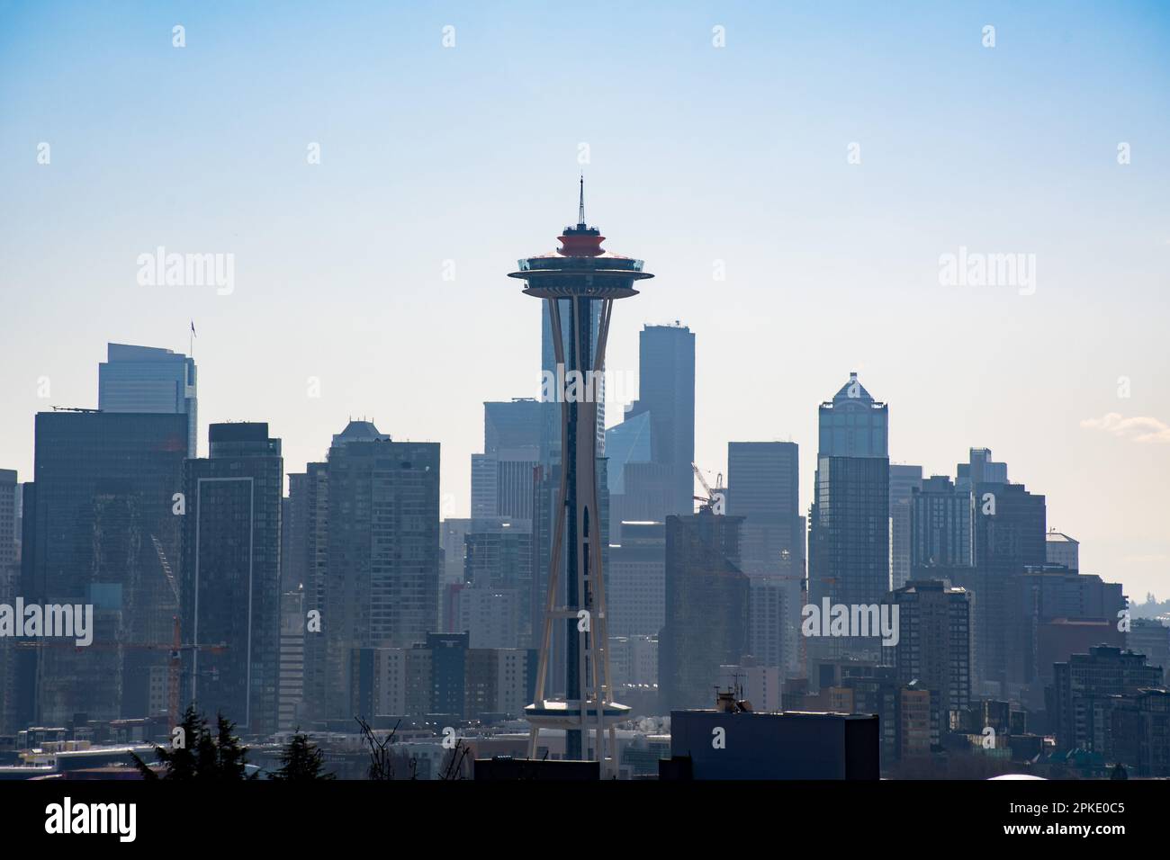 Die Skyline von Seattle an einem klaren, sonnigen Tag mit der Space Needle im Vordergrund und Downtown dahinter. Stockfoto