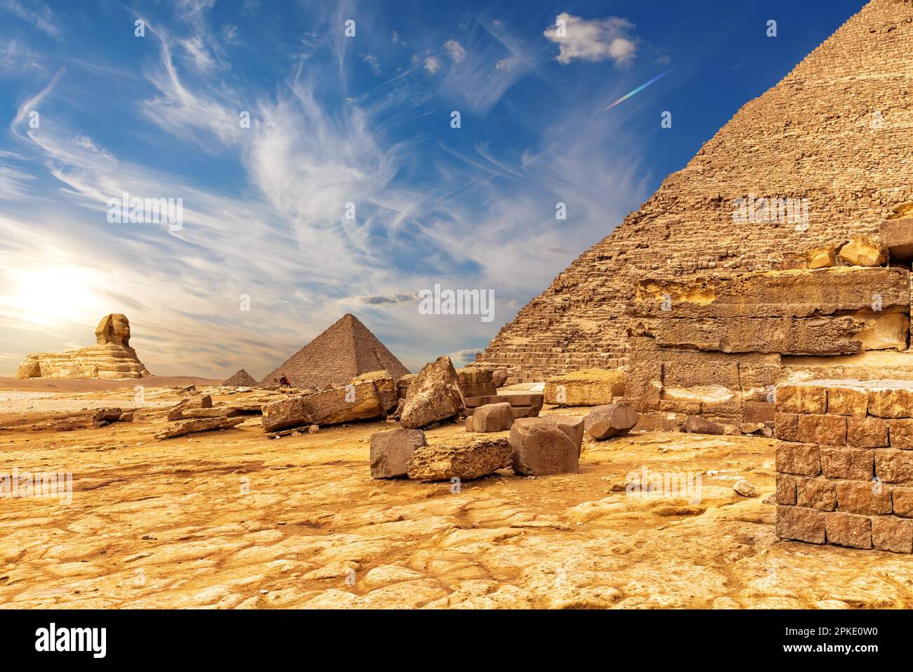 Die Pyramiden von Gizeh auf dem Weg zur Großen Sphinx, Ägypten Stockfoto
