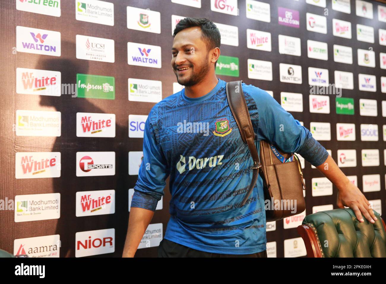 Bangladesch Testhauptmann Shakib Al Hasan nimmt an der Pressekonferenz nach dem Spiel Teil, als Bangladesch Irland eine Sieben-Wicket-Niederlage als Jagd auf die Heimat gab Stockfoto