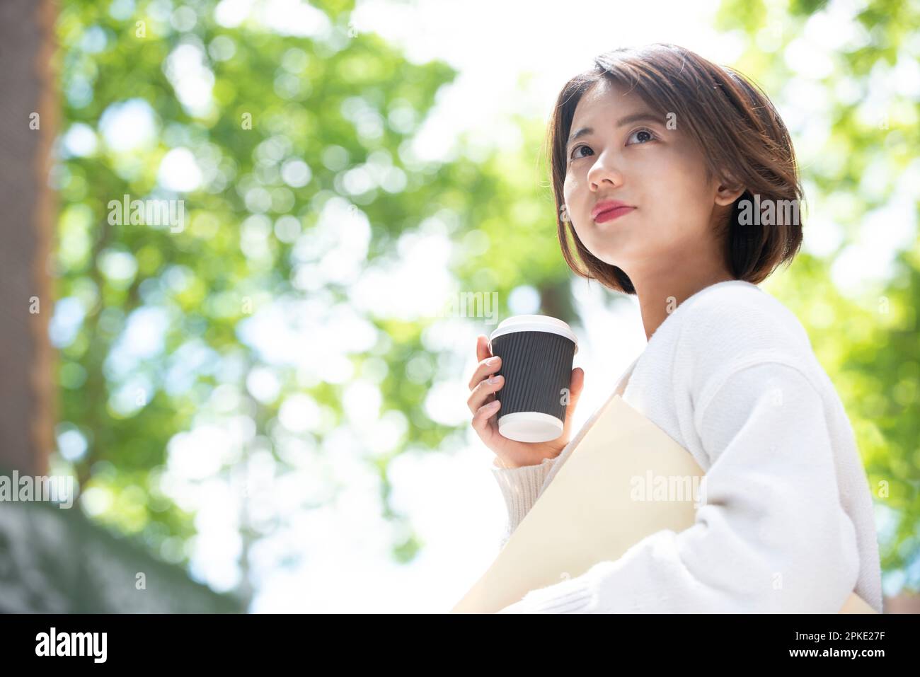 Frau mit Kaffee und Feile Stockfoto