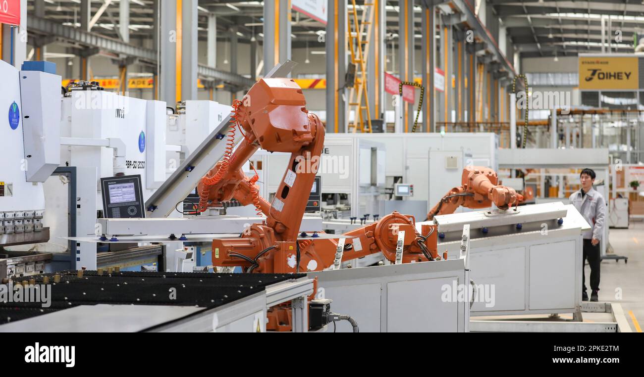 HUAI'AN, CHINA - 7. APRIL 2023 - Roboterarme stellen Aufzugteile in einer Werkstatt in Huai 'an, Provinz Jiangsu, am 7. April 2023 her. Stockfoto