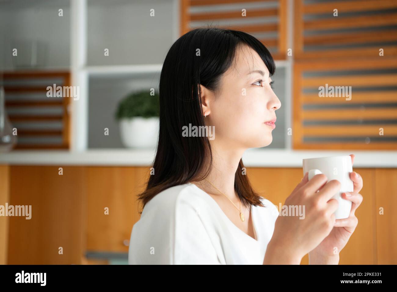 Frau hält eine Tasse Stockfoto