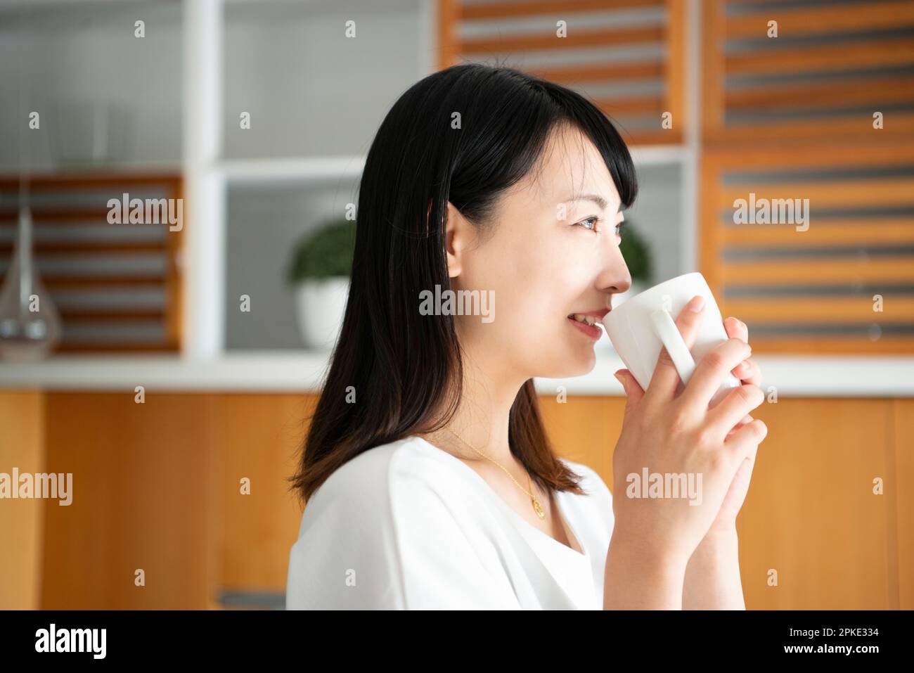 Frau mit einer Tasse Stockfoto