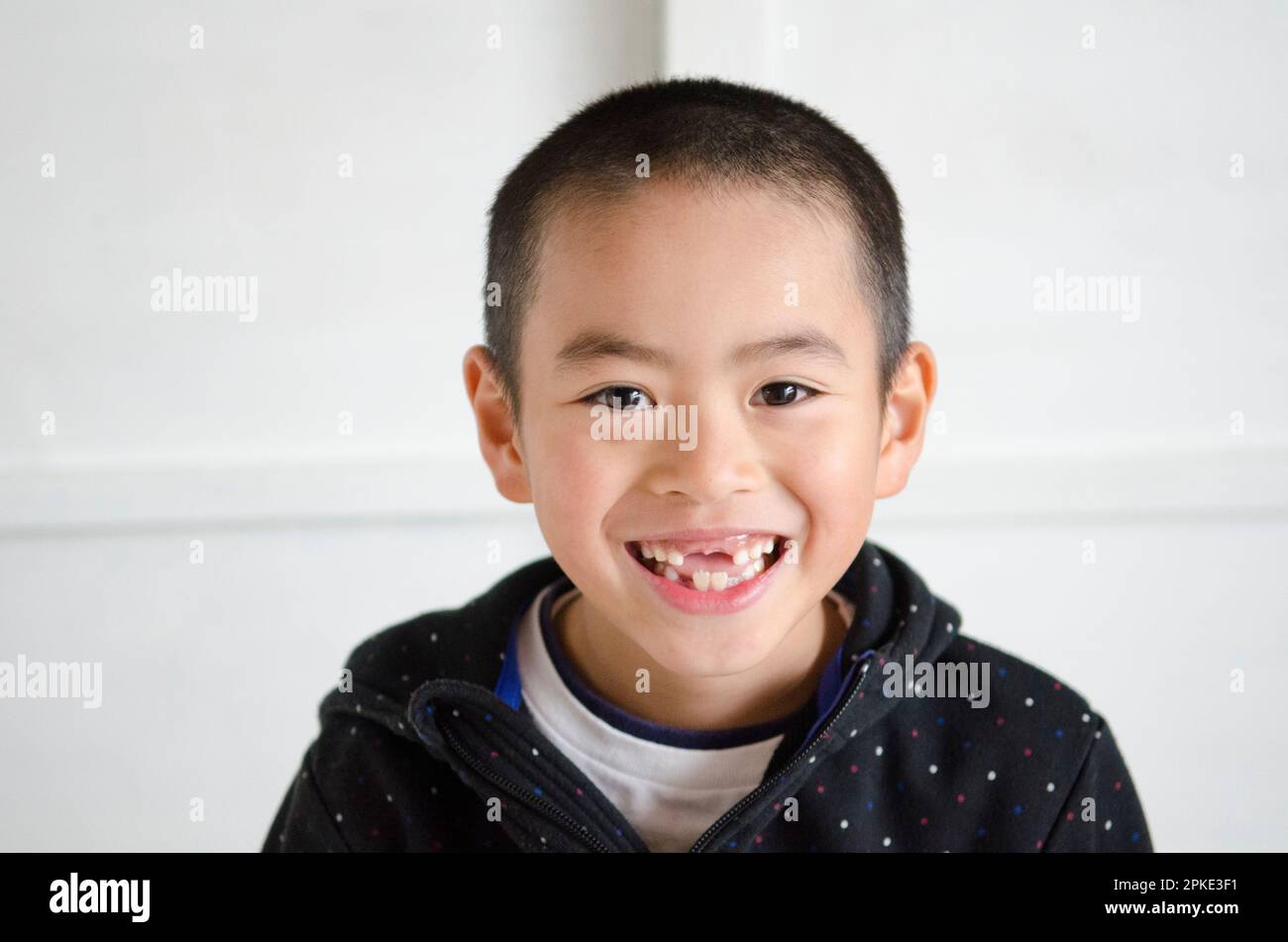 Lächelnder Junge mit fehlenden Frontzähnen Stockfoto