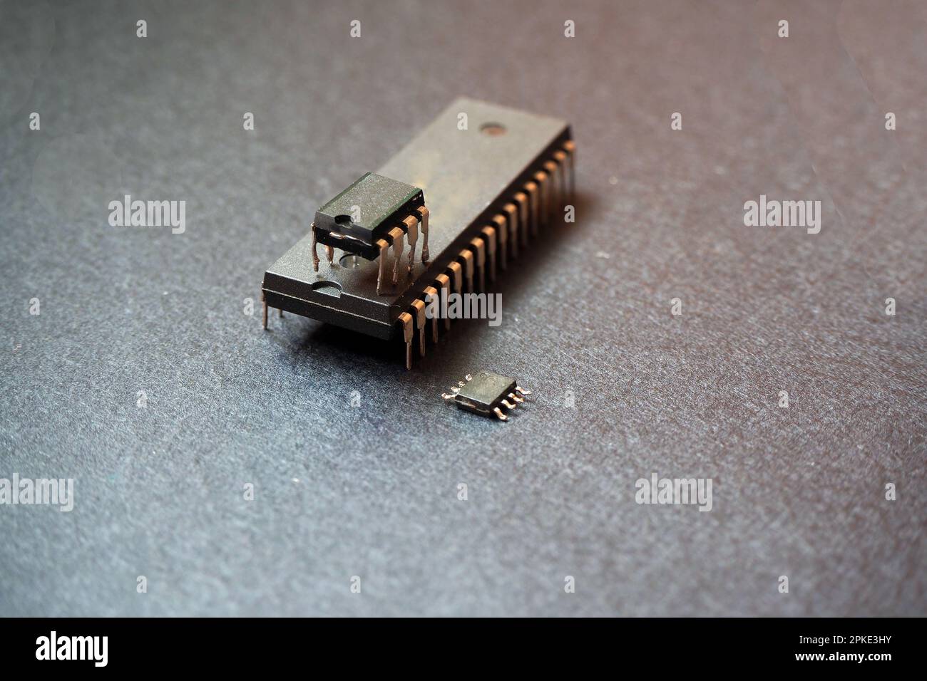 Integrierte Schaltungen und Mikrochips auf schwarzem Hintergrund. Halbleiterbauelemente. Durchsteck- und SMD-Chips. Stockfoto