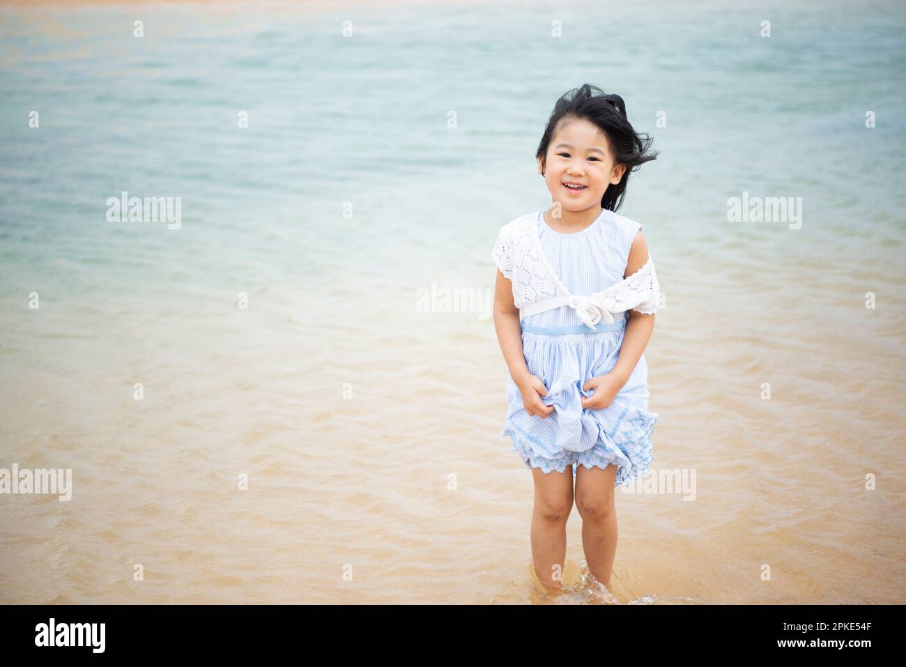 Mädchen stehen im Meer Stockfoto