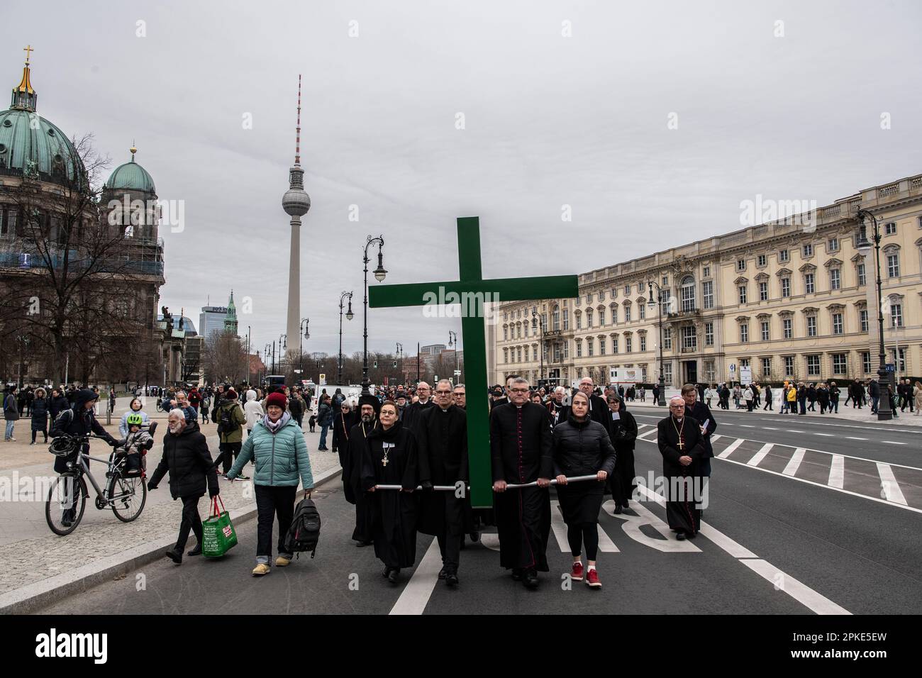 Berlin, Deutschland. 07. April 2023. Teilnehmer der ökumenischen Karfreitagsprozession marschieren von St. Marienkirche zum Bebelplatz vor dem Berliner Dom (l) und dem Fernsehturm (M). Kredit: Paul Zinken/dpa/Alamy Live News Stockfoto