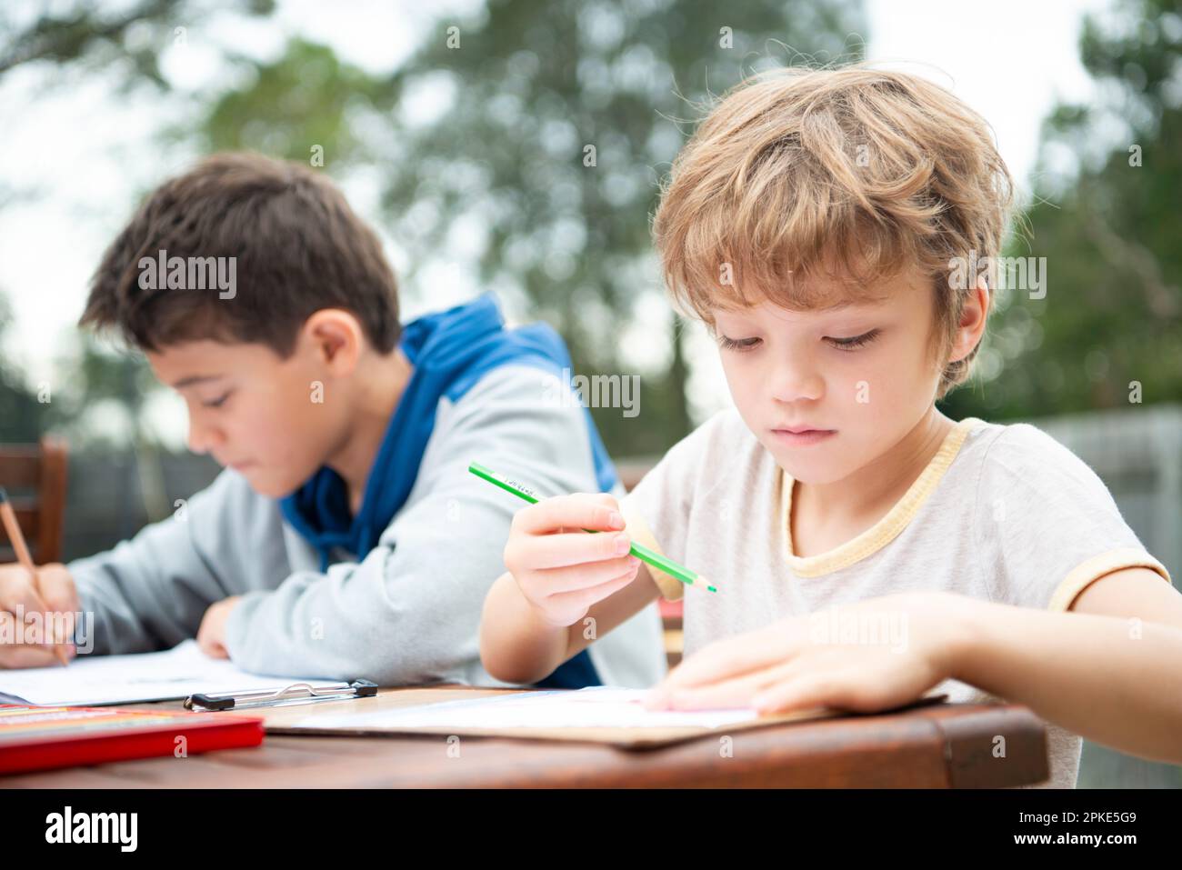 Brüder zeichnen ein Bild Stockfoto