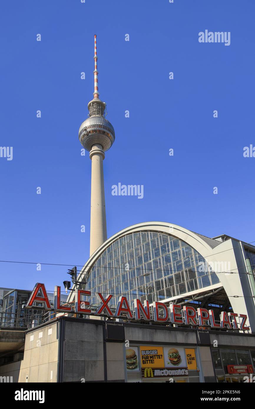 Bahnhof Berlin Alexanderplatz mit Fernsehturm, Berlin - Deutschland April 6 2023 Stockfoto