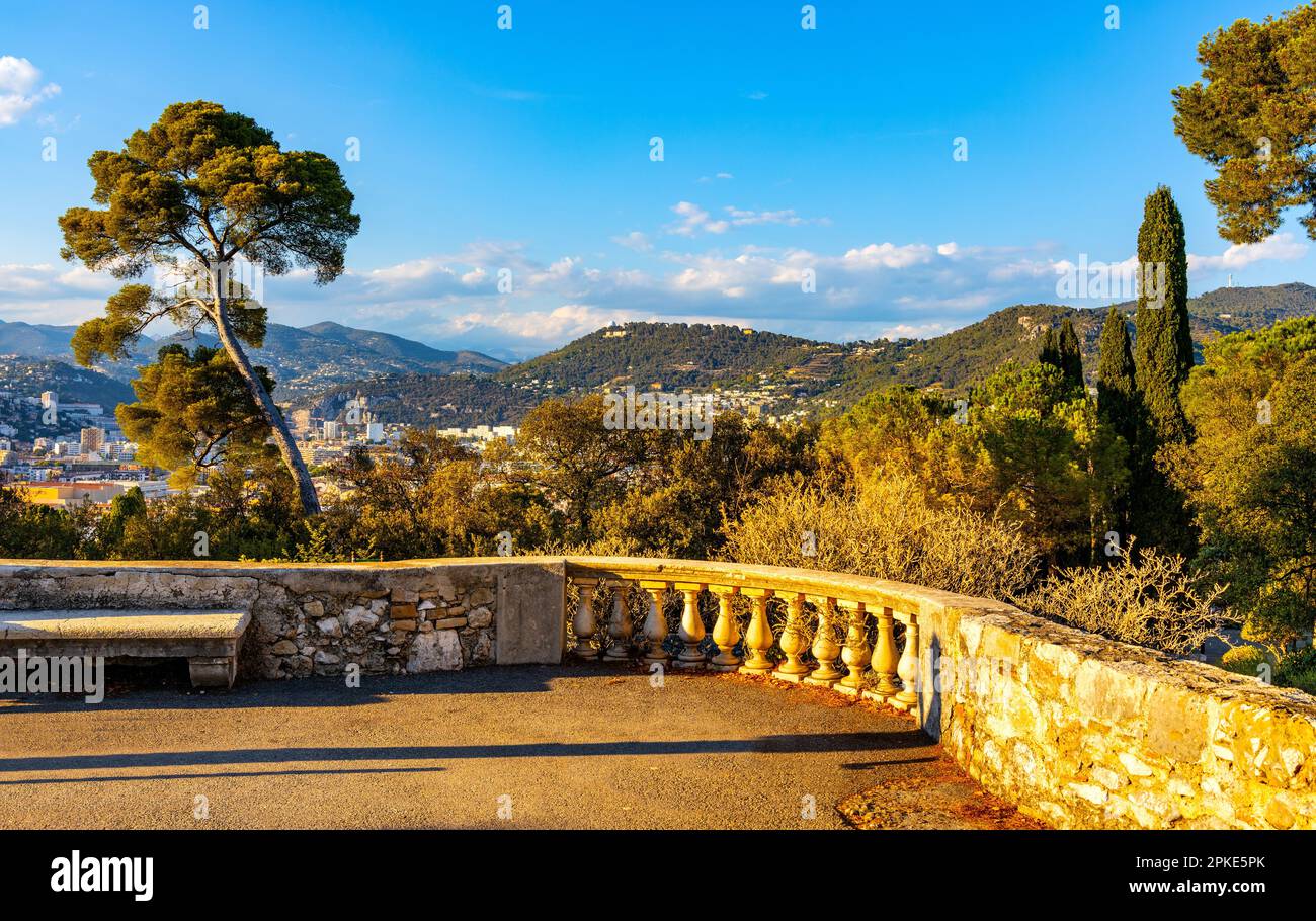 Nizza, Frankreich - 30. Juli 2022: Blick auf den Sonnenuntergang auf die Landschaftsterrasse des Colline du Chateau Castle und Tour Bellanda Tower in Nizza über die französische Riviera Stockfoto