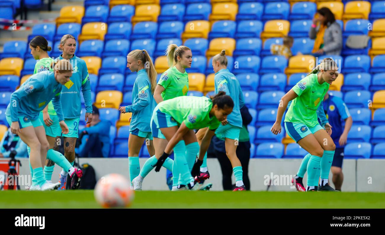 London, Großbritannien. 07. April 2023. London, England, April 7. 2023: Die Spieler Australiens wärmen sich vor dem International Friendly Football Match zwischen Australien und Schottland im Cherry Red Records Stadium in London, England, auf. (James Whitehead/SPP) Kredit: SPP Sport Press Photo. Alamy Live News Stockfoto