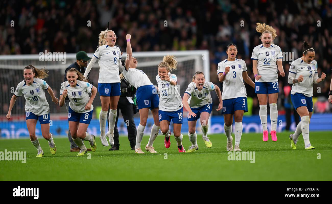 06. April 2023 - England gegen Brasilien - Women’s Finalissima - Wembley Stadium das englische Team feiert den Elfmeterschießen beim Women's Finalissima 2023 in Wembley, als es Brasilien 4-2 auf den Elfmetern geschlagen hat. Rachel Daly, Keira Walsh, Lucy Bronze, Lea Williamson, Alex Greenwood, Jessica Carter, Georgia Stanway, Ella Toone, Lauren James, Alessia Russo, Lauren Hemp. Bild : Mark Pain / Alamy Live News Stockfoto