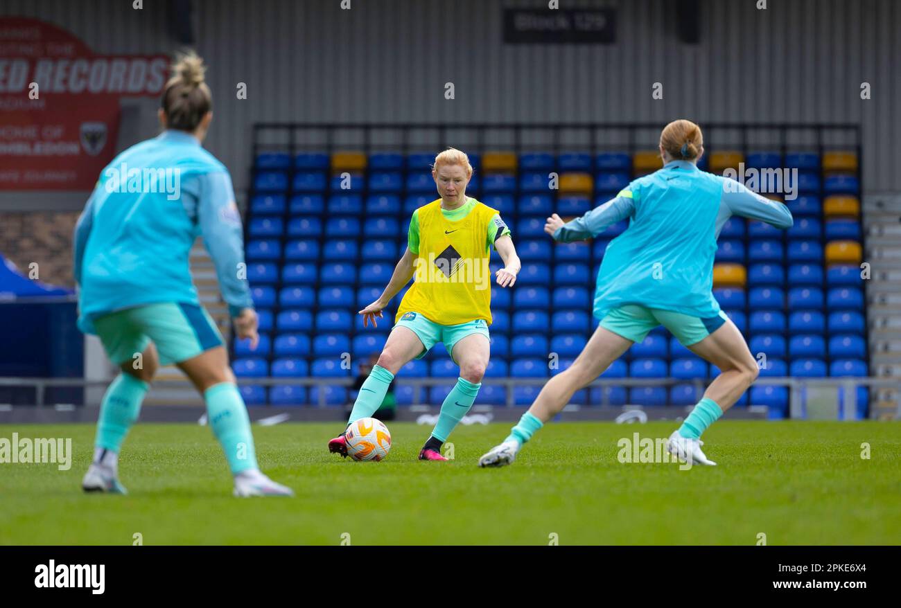 London, Großbritannien. 07. April 2023. London, England, April 7. 2023: Spieler Australiens wärmen sich vor dem International Friendly Football Match zwischen Australien und Schottland im Cherry Red Records Stadium in London auf. (James Whitehead/SPP) Kredit: SPP Sport Press Photo. Alamy Live News Stockfoto