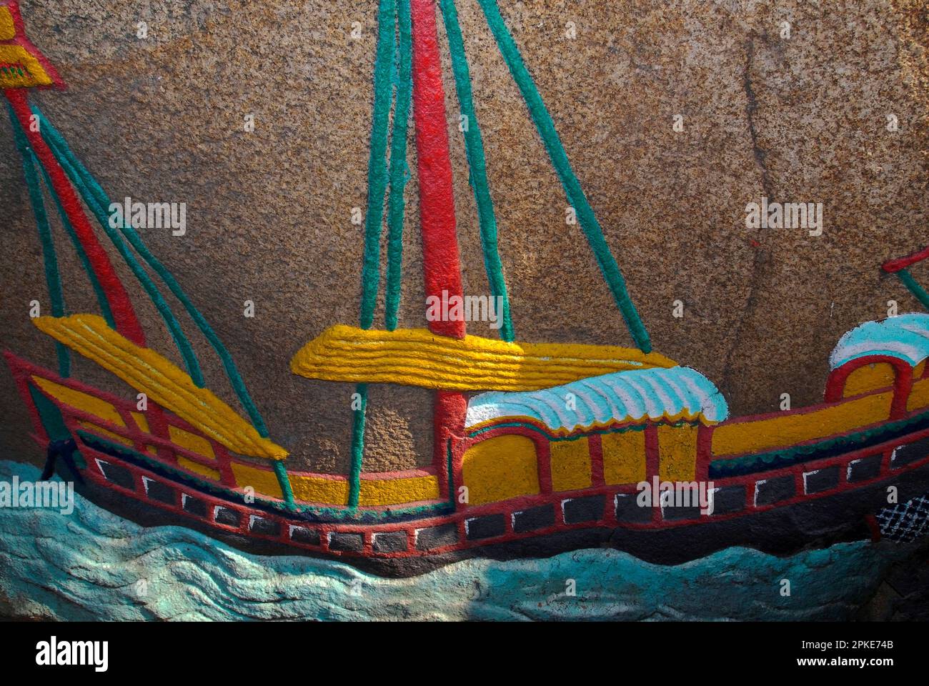 Ein Lorcha, ein Dreimastschiff mit einem Rumpf im europäischen Stil und den Segeln und der Anbringung eines chinesischen Dschunkes, dargestellt in bunten Basreliefs auf Granitfelsen vor dem A-Ma-Tempel in Macau, China. Es ist das Schiff eines armen Fischers, der A-Ma, eine taoistische Mutter-Göttin und Beschützerin der Seeleute, nach einem Sturm in Sicherheit brachte. Der Tempel stammt aus dem Jahr 1488 n. Chr. und wurde dort erbaut, wo sie gelandet ist. Stockfoto