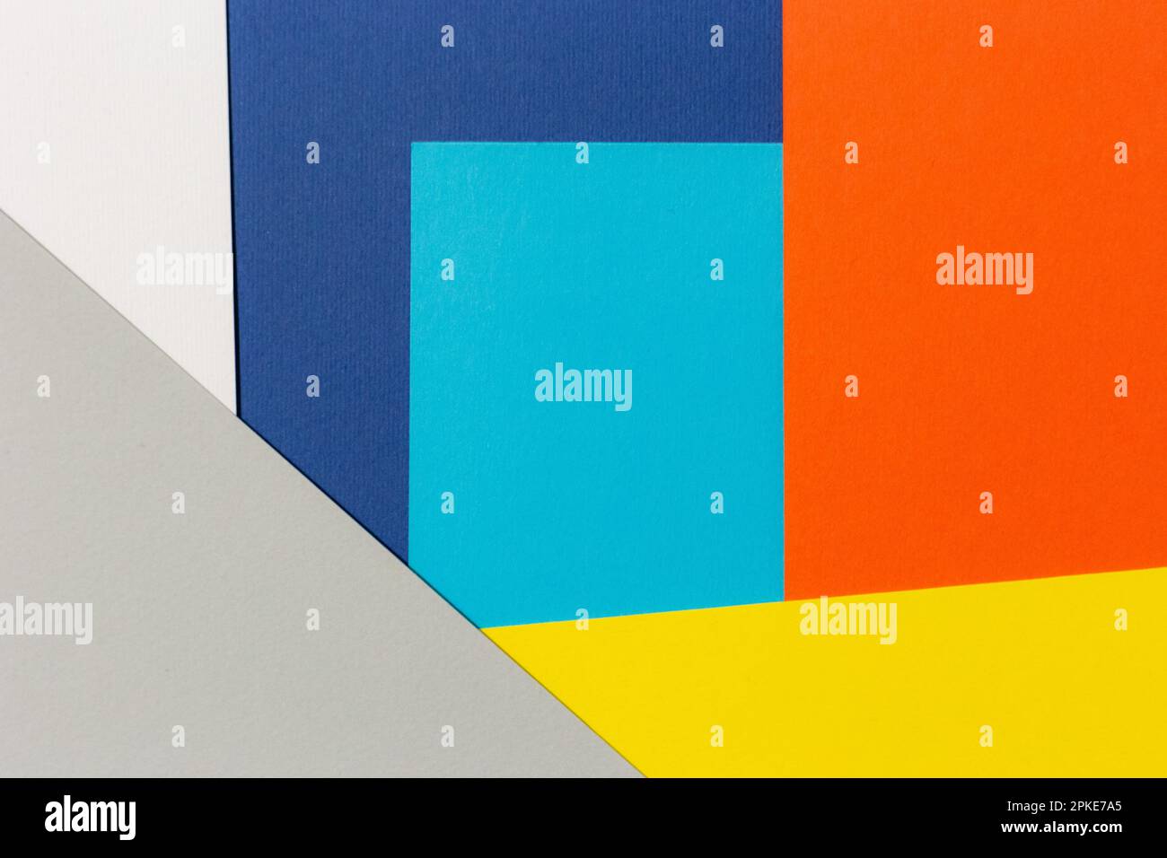 Abstrakte farbige Papiere, aufgenommen mit einem Objektiv mit 50mm-mm-Festbrennweite. Stockfoto