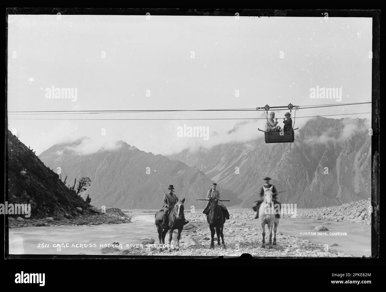 Ein Käfig, in dem Menschen den Hooker River in der Nähe von Mount Cook, Neuseeland, um 1890 überqueren können Stockfoto
