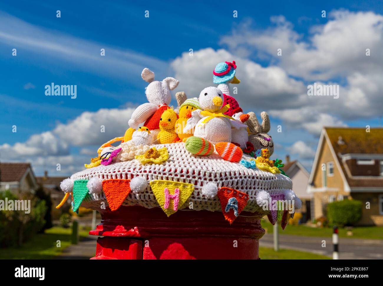 Poole, Dorset, Großbritannien. 7. April 2023. Ein gestrickter und gestrickter Briefkastenaufsatz mit Ostermotiv sorgt für Osterjubel an einem schönen, warmen Karfreitag zu Beginn des langen Osterfeierwochenendes. - Briefkastenauflage, Briefkastenauflage, Briefkastenauflage, Garnbomben, Garnbombe. Kredit: Carolyn Jenkins/Alamy Live News Stockfoto