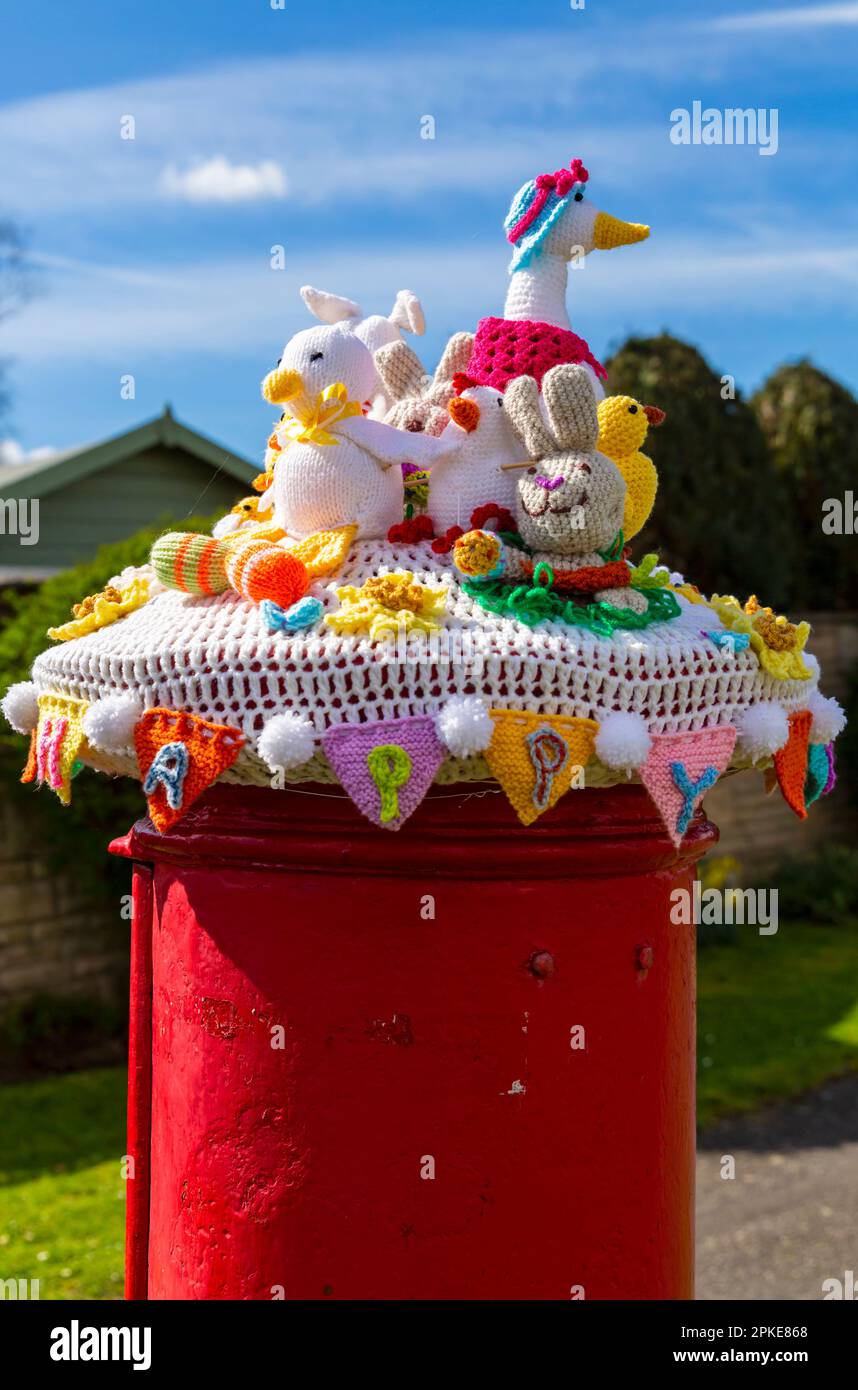 Poole, Dorset, Großbritannien. 7. April 2023. Ein gestrickter und gestrickter Briefkastenaufsatz mit Ostermotiv sorgt für Osterjubel an einem schönen, warmen Karfreitag zu Beginn des langen Osterfeierwochenendes. - Briefkastenauflage, Briefkastenauflage, Briefkastenauflage, Garnbomben, Garnbombe. Kredit: Carolyn Jenkins/Alamy Live News Stockfoto