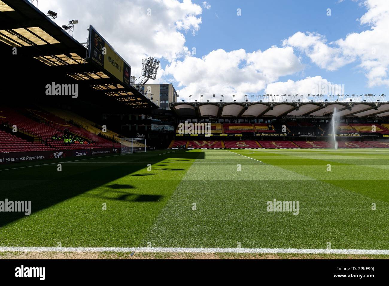 Ein allgemeiner Blick in das Vicarage Road Stadium, Heimstadion des Watford Football Club, ist vor dem Sky Bet Championship-Spiel Watford vs Huddersfield Town in der Vicarage Road, Watford, Großbritannien, vom 7. April 2023 (Foto von Juan Gasparini/News Images) in, am 4./7. April 2023 zu sehen. (Foto: Juan Gasparini/News Images/Sipa USA) Guthaben: SIPA USA/Alamy Live News Stockfoto