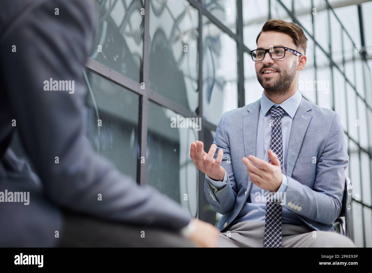 Zwei Geschäftsmänner sitzen und reden über geschäftliche Angelegenheiten. Geschäftsführer, die in ihrem Büro arbeiten. Stockfoto