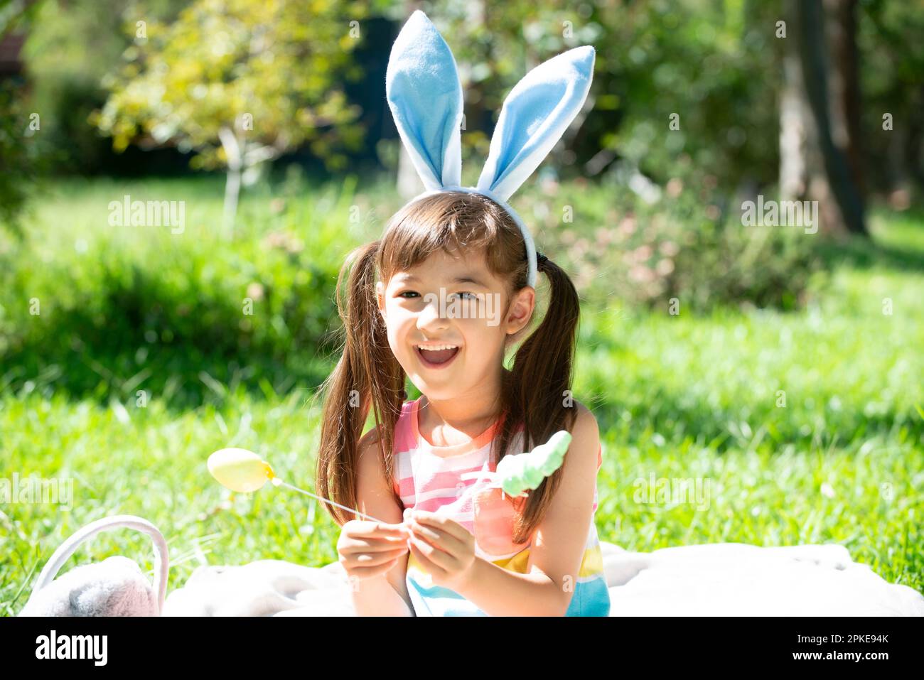 Lachende Frau mit Osterohrringen Stockfoto