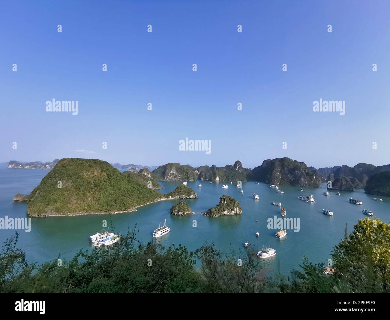 Halong Bucht, Vietnam. 28. Februar 2023. Boote in der Halong-Bucht vor Anker. Blick von der Aussichtsplattform auf Titop Island, benannt nach dem russischen Kosmonauten Stepanowitsch Titov. Die Halong-Bucht (vietnamesisch: Vinh Ha Long) ist eine Fläche von etwa 1.500 Quadratkilometern im Golf von Tonkin in der Provinz Quang Ninh im Norden Vietnams. 1994 wurde die Bucht von der UNESCO zum Weltkulturerbe erklärt. Kredit: Alexandra Schuler/dpa/Alamy Live News Stockfoto