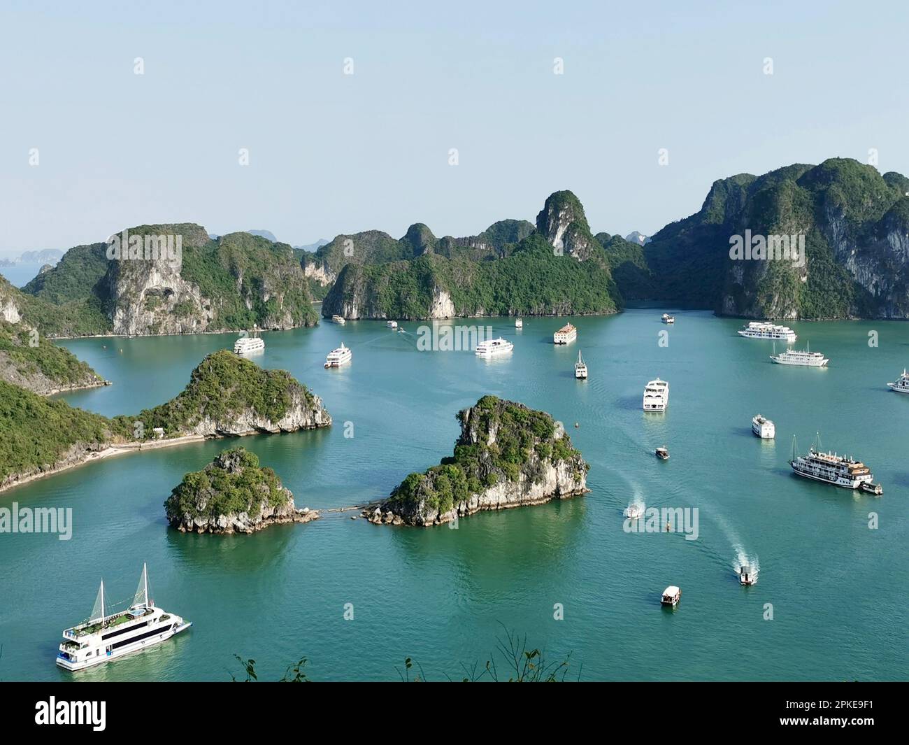 Halong Bucht, Vietnam. 28. Februar 2023. Boote in der Halong-Bucht vor Anker. Blick von der Aussichtsplattform auf Titop Island, benannt nach dem russischen Kosmonauten Stepanowitsch Titov. Die Halong-Bucht (vietnamesisch: Vinh Ha Long) ist eine Fläche von etwa 1.500 Quadratkilometern im Golf von Tonkin in der Provinz Quang Ninh im Norden Vietnams. 1994 wurde die Bucht von der UNESCO zum Weltkulturerbe erklärt. Kredit: Alexandra Schuler/dpa/Alamy Live News Stockfoto