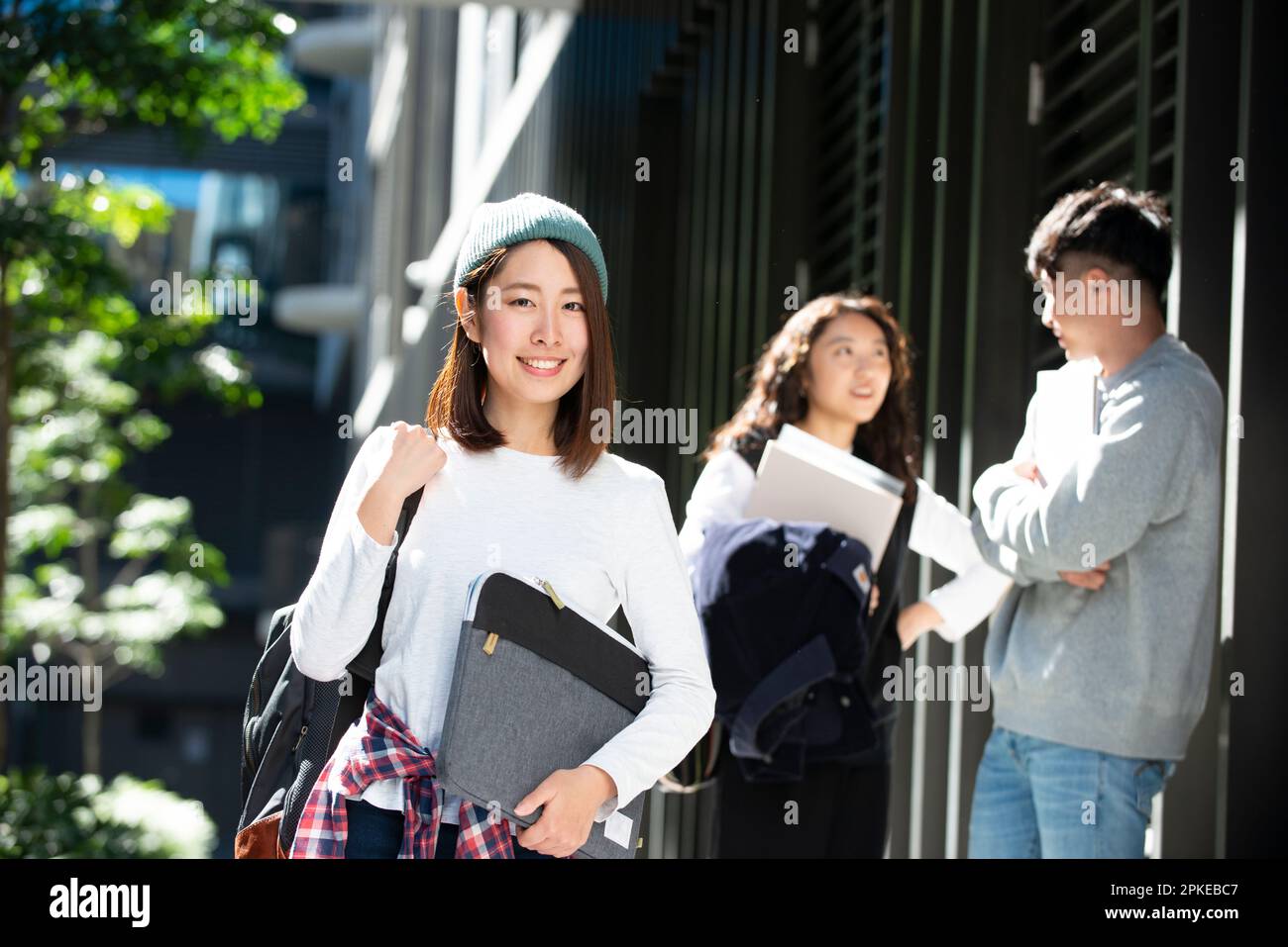 Studentin mit Computertasche und lächelnd Stockfoto