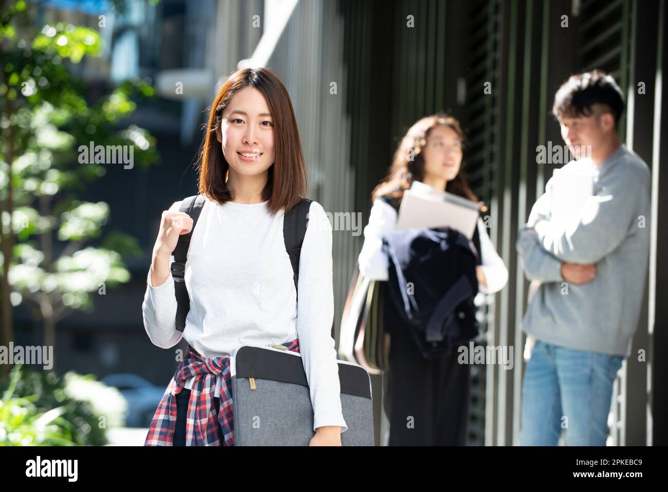 Studentin mit Computertasche und lächelnd Stockfoto