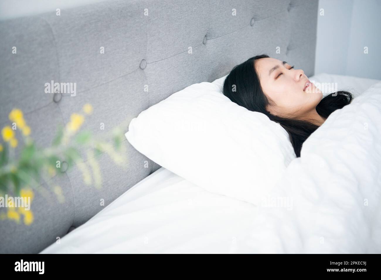 Frau schläft im Bett Stockfoto